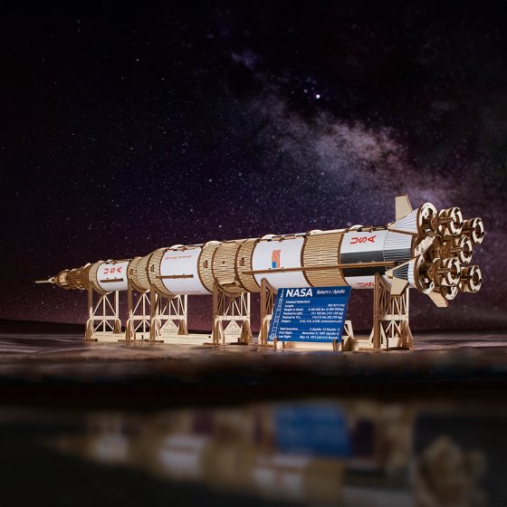 Maquette en bois : fusée Saturn V 